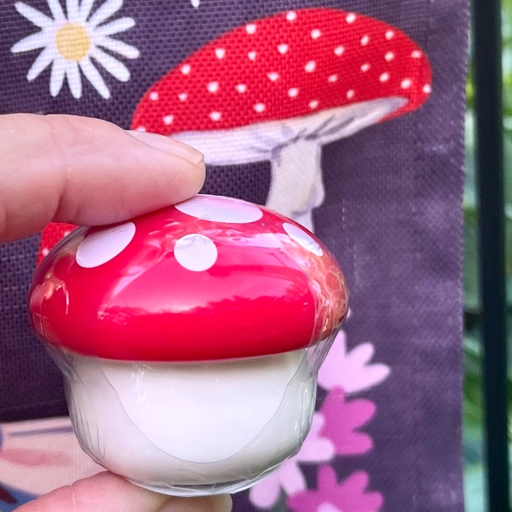 🍄NEW🍓Strawberry scented Red & White Mushroom Shaped Lip balm🍄🍄